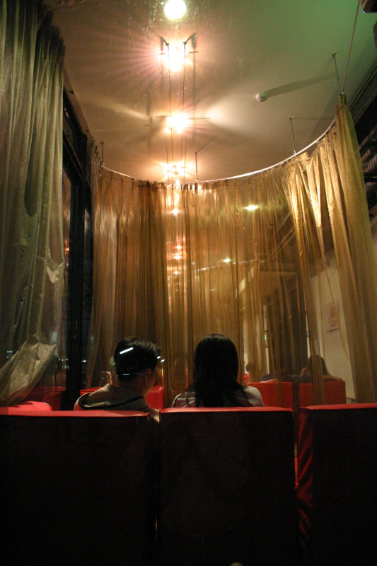 台中20號倉庫藝術特區藝術村2003年至2006年加崙工作室(大開劇團)時期夜晚的咖啡廳景緻攝影照片5